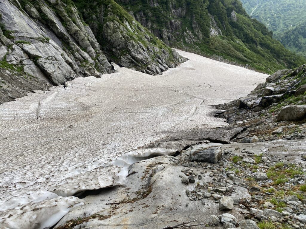 写真: 雪の上が登山道！？室堂から裏剱の仙人池へ