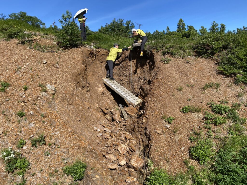 写真: 北アルプスで唯一海まで続く登山道～朝日岳から日本海親不知へ